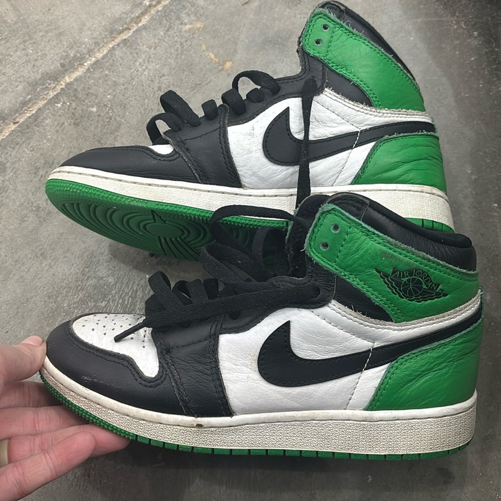 Kids Jordan's 1. Size 4
